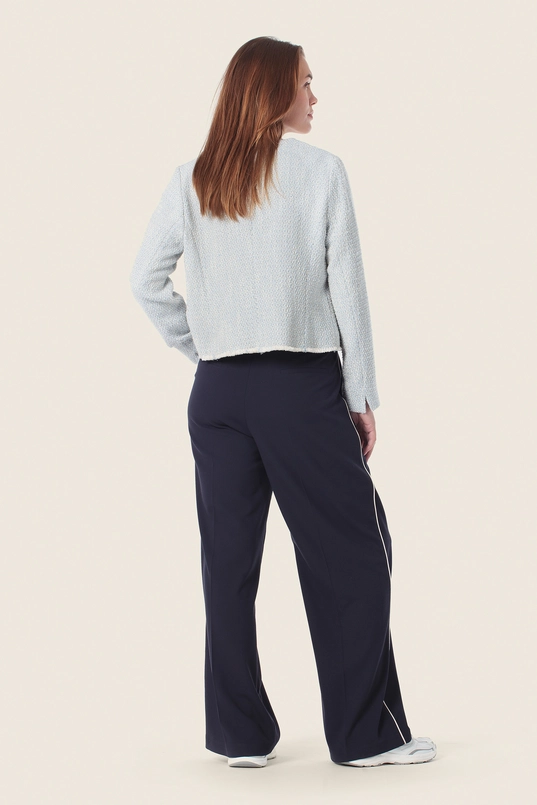 Bouclé jasje met sierknopen