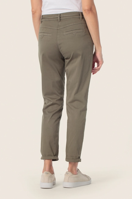 Chino met strikceintuur